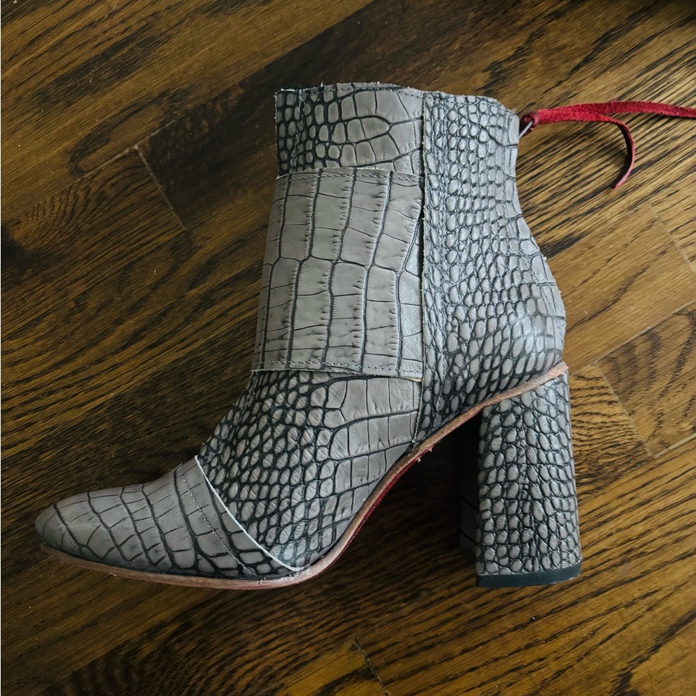 NWT Freebird by Steven Croc-Embossed Brown Ankle Boots - Picture 2 of 12